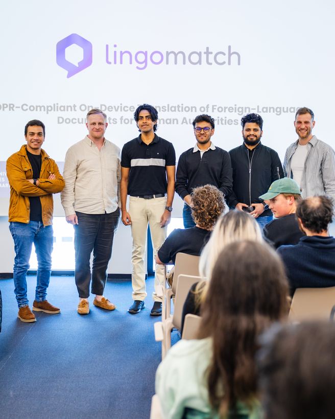 Projektteam und Gründer vor der lingomatch-Folie